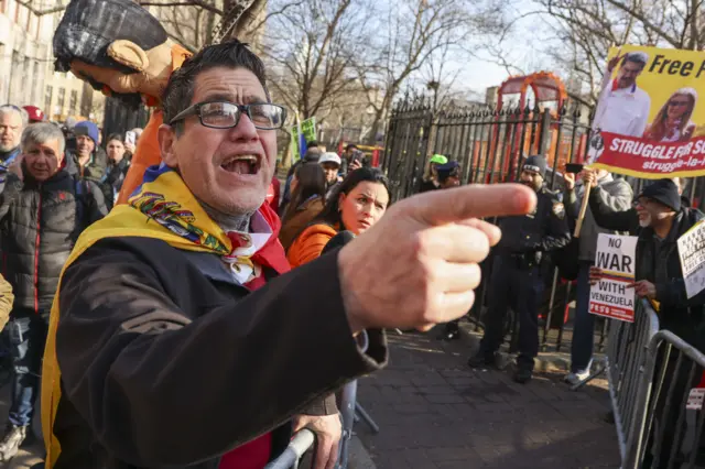 Un manifestante gritando en las protestas afuera del tribunal