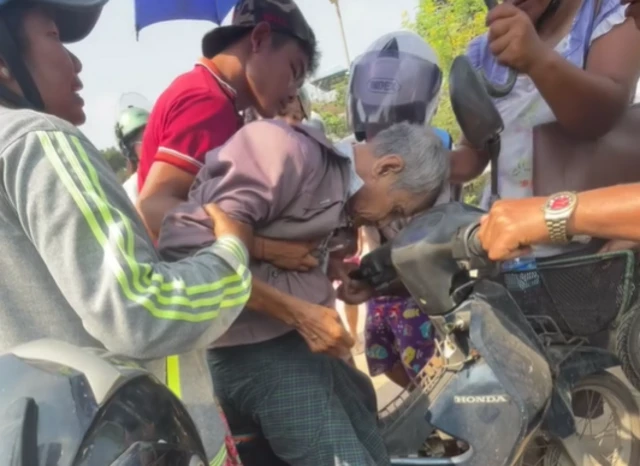 ထားဝယ်မြို့မှာ ဆီတန်းစီရင်း မူးလဲတဲ့ အသက် ၈၀ အရွယ် အမျိုးသား