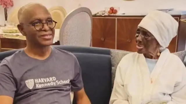 Tsohon gwamnan tare da mahaifiyarsa