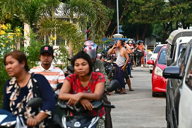 စက်သုံးဆီ တန်းစီနေကြရသူတွေ