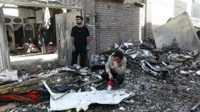 Abantu bari mu bisigazwa by'inyubako yasenyutse