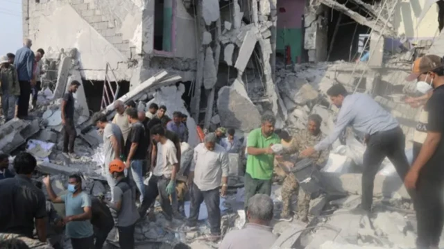 امدادگران در محل حادثه پس از حمله