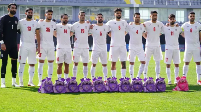 بازیکنان تیم ملی ایران با کوله پشتی بنفش به یاد کشته‌شدگان مدرسه دخترانه میناب
