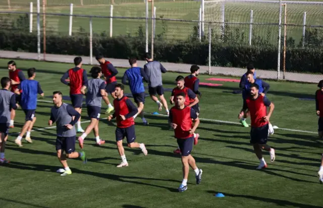 Abakinnyi b’ikipe y’igihugu ya Iran y’umupira w’amaguru bari mu myitozo ku kibuga cya hoteli  muri Turkey