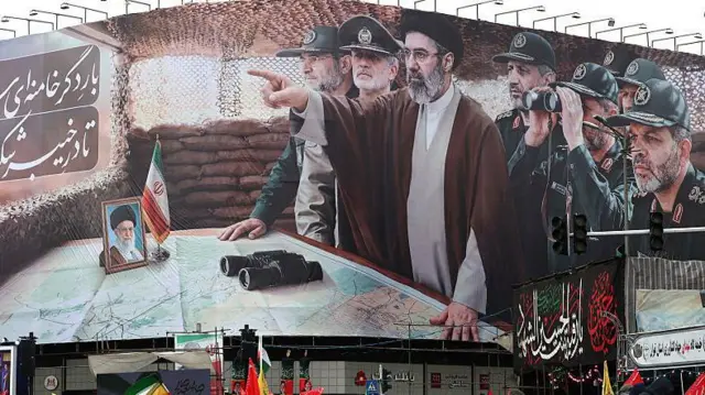 پوستر مجتبی خامنه‌ای و فرماندهان نظامی
