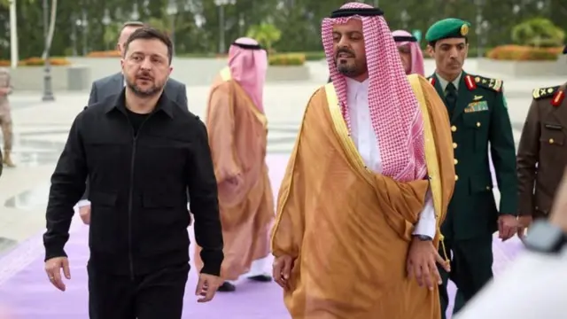 ইউক্রেনের প্রেসিডেন্ট জেলেনস্কি বৃহস্পতিবার সৌদি আরবের জেদ্দায় মক্কা অঞ্চলের ডেপুটি গভর্নর প্রিন্স সৌদ বিন মিশাল বিন আব্দুল আজিজের সাথে সাক্ষাৎ করেছেন