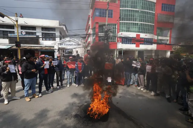 ओलीलाई रिहा गर्न माग गर्दै काठमाण्डूमा टायर बालेर प्रदर्शन