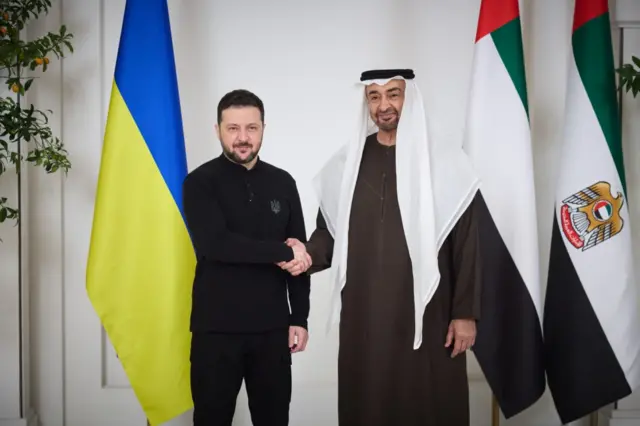 Madaxweynaha Ukraine Volodymyr Zelensky (Bidix) iyo hoggaamiyaha UAE Maxamed Bin Zayed Al-nahyan