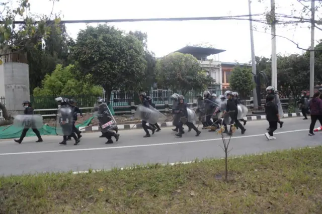 বিক্ষোভকারীদের সরিয়ে দেওয়ার চেষ্টা করছে পুলিশ