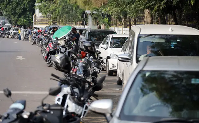 পেট্রোল পাম্পের সামনে যানবাহনের লম্বা লাইন
