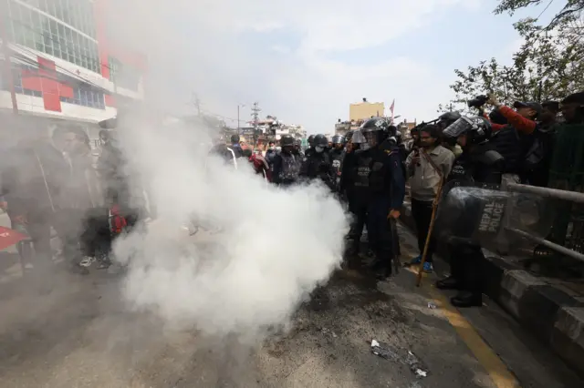 ओलीलाई रिहा गर्न माग गर्दै काठमाण्डूमा टायर बालेर प्रदर्शन