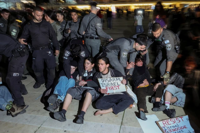الشرطة الإسرائيلية تفرق متظاهرين خلال احتجاج مناهض للحرب، في ساحة هابيما، في تل أبيب.