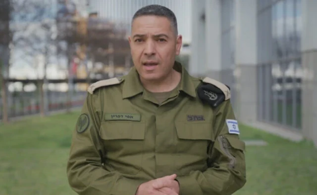 المتحدث باسم جيش الدفاع الإسرائيلي، إيفي ديفرين يرتدي زياً عسكريا لونه زيتوني.