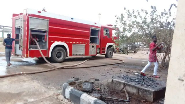 Ụgbọala ndị ọrụ na-agbayụ ọkụ bịara ebe ahụ