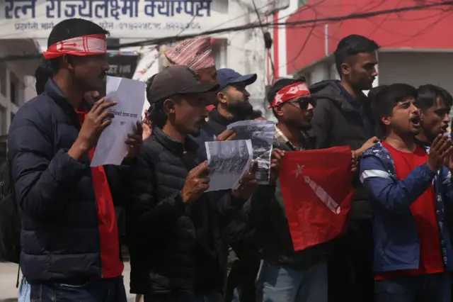 ओलीलाई रिहा गर्न माग गर्दै काठमाण्डूमा टायर बालेर प्रदर्शन