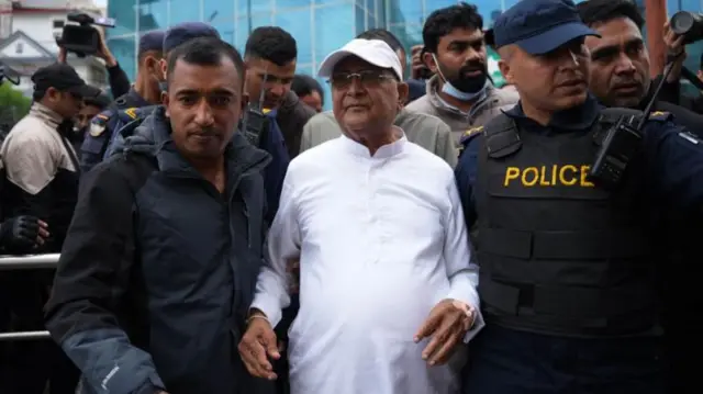 केपी ओलीलाई पक्राउ गर्दै प्रहरी