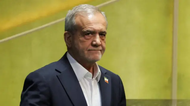 مسعود پزشکیان با کت سیاه و پیراهن سفید