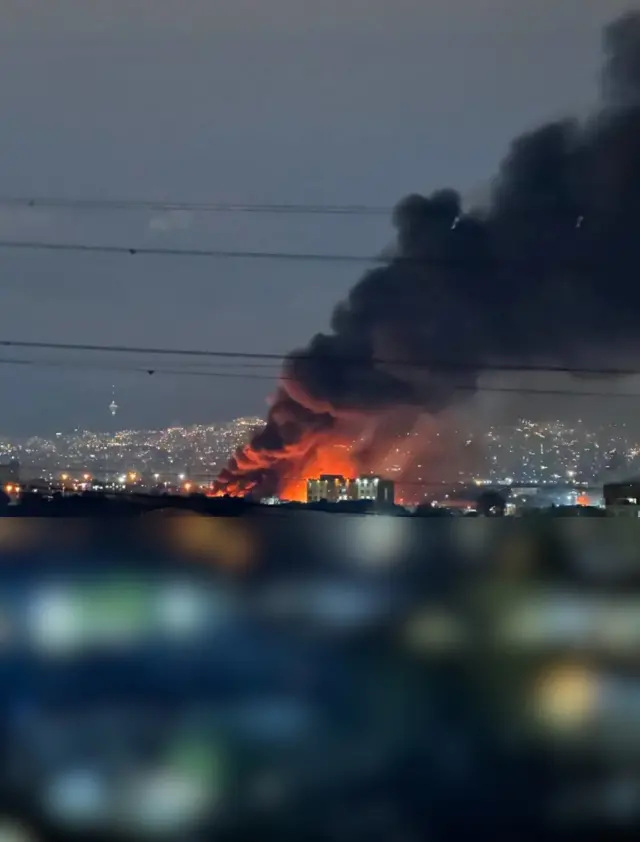 وحیدآنلاین میگوید که این عکس را با این شرح دریافت کرده است: «خیابان فدائیان اسلام، بالای بزرگراه آزادگان، پشت بانک ملی، همچنان داره میسوزه.»