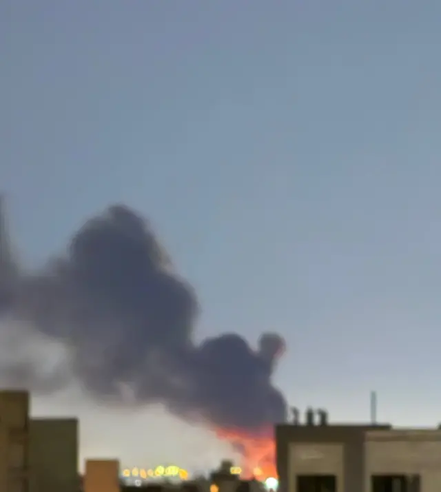 شهروندان میگویند که انفجار در محلی در جنوب تهران بوده است و با وجود گذشت چندین ساعت شعلههای آتش در بامداد دوشنبه هم دیده میشود.