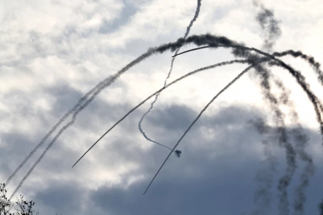 أنظمة الدفاعات الجوية الإسرائيلية أثناء اعتراض هجمات صاروخية. الصورة التقطت في النهار والسماء ملبدة بالغيوم وفيها آثار للصواريخ.