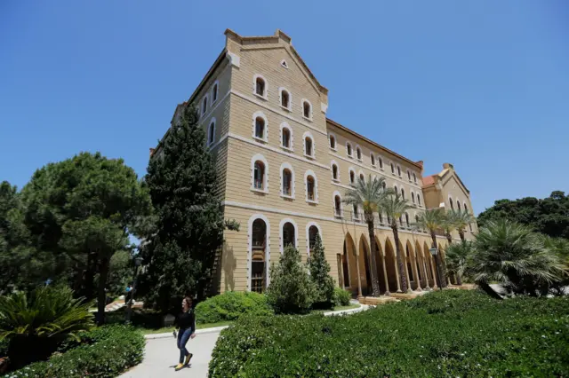 امرأة تسير في حرم الجامعة الأمريكية في بيروت، في الأول من يونيو/حزيران 2020.