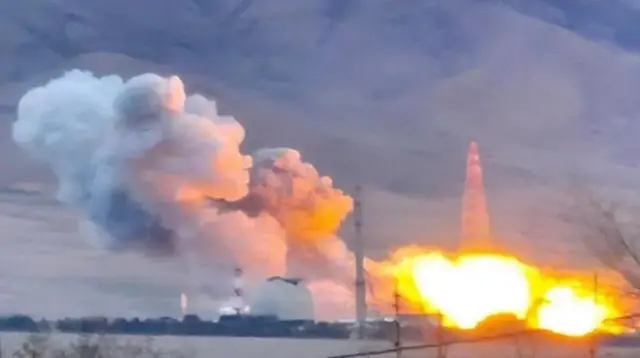 Muuqaal la xaqiijiyay oo ku saabsan weerar ay Israa'iil ku qaadday xarunta Jimcihii ayaa muujinayay dhismayaal gubanaya