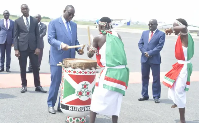 Mu ndwi iheze, Macky Sall yarashitse i Bujumbura agirana ibiganiro vy'ibanga n'umukuru w'igihugu Evariste Ndayishimiye