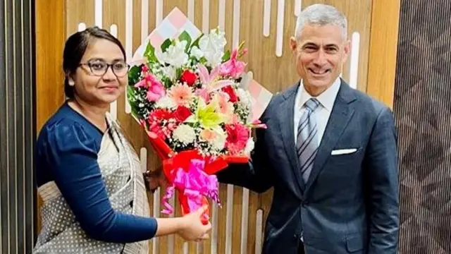 যুক্তরাষ্ট্রের সহকারী পররাষ্ট্রমন্ত্রী পল কাপুরকে বাংলাদেশে স্বাগত জানান পররাষ্ট্র মন্ত্রণালয়ের কর্মকর্তারা