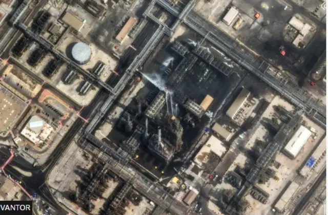 ifoto igaragaza ahangiritse ku ruganda rutunganya ibikomok akuri peteroli