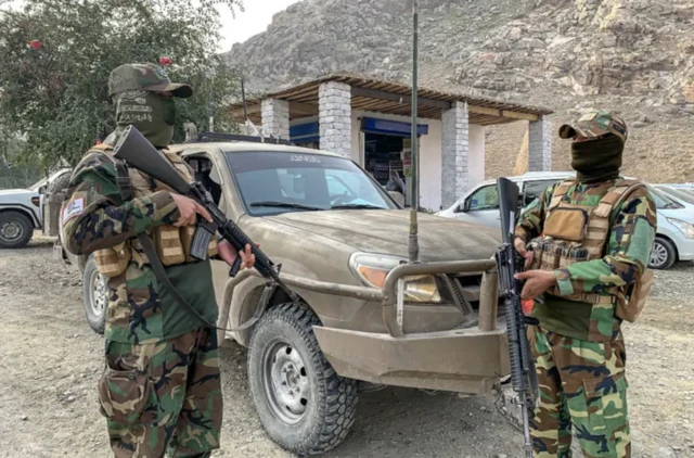 دو سرباز طالبان در کنار یک موتر رنجر نظامی