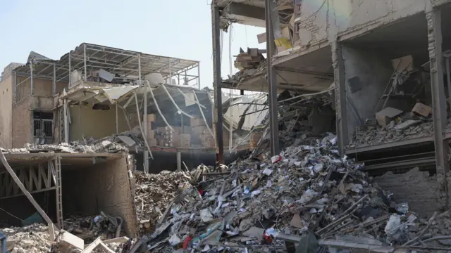 بقایای پراکنده پس از حمله اسرائیل و آمریکا به یک ایستگاه پلیس