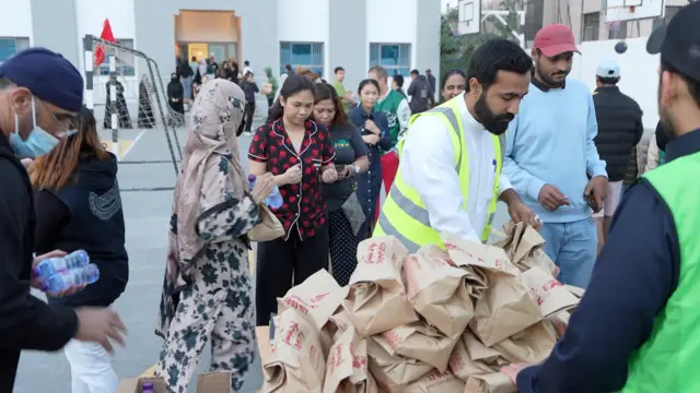 ملجأ في البحرين حيث يظهر عدد من الأشخاص