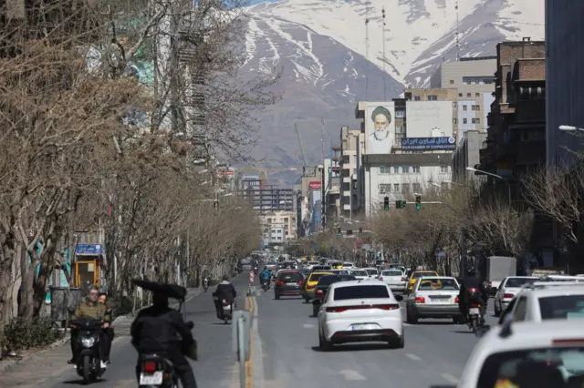 Тем временем, судя по снимкам, в городе продолжается относительно обычная жизнь