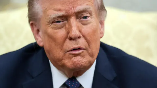 Президент США Дональд Трамп выступает во время встречи с канцлером Германии Фридрихом Мерцем (не на фото) в Овальном кабинете Белого дома в Вашингтоне, округ Колумбия, США, 3 марта 2026 года.