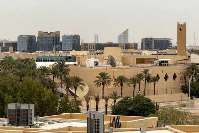 مقر السفارة الأمريكية في الرياض بتاريخ 3 مارس/آذار 2026، بعد تعرضه لغارات جوية بطائرات مسيرة في وقت سابق.