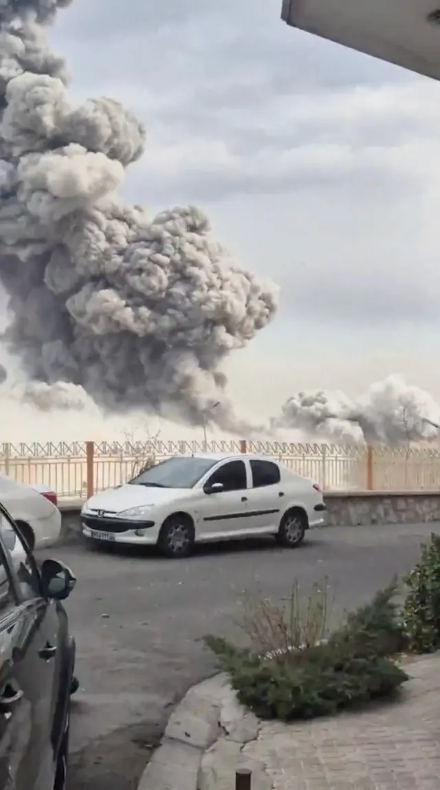 دود پس از حمله به ساختمانی که فرماندهی مرکزی ایالات متحده آن را حمله به مقر سپاه پاسداران انقلاب اسلامی گزارش کرده، به هوا برخاسته است.