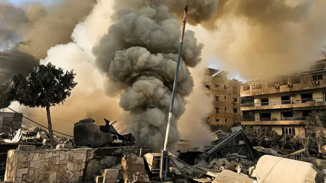 Humo se eleva desde el lugar de un ataque aéreo israelí en los suburbios del sur de Beirut.