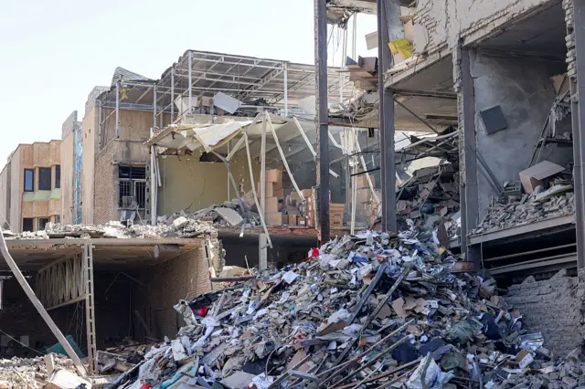 ইরানে ধারাবাহিকভাবে হামলা চালানো হচ্ছে বলে জানিয়েছে ইসরায়েল