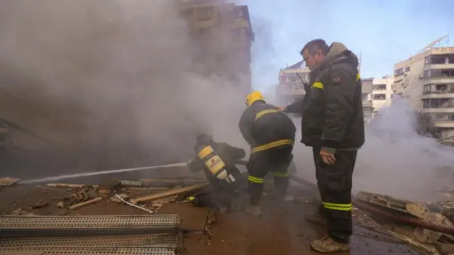 বৈরুতের অগ্নিনির্বাপক কর্মীদেরকে একটি আবাসিক এলাকায় আগুন নেভাতে দেখা যাচ্ছে