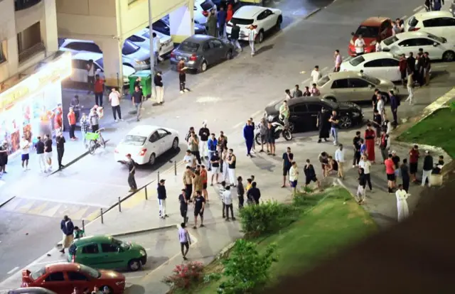 দোহায় বেশ কয়েকটি শক্তিশালী বিস্ফোরণের শব্দ শোনার পর মানুষ রাস্তায় নেমে আসে