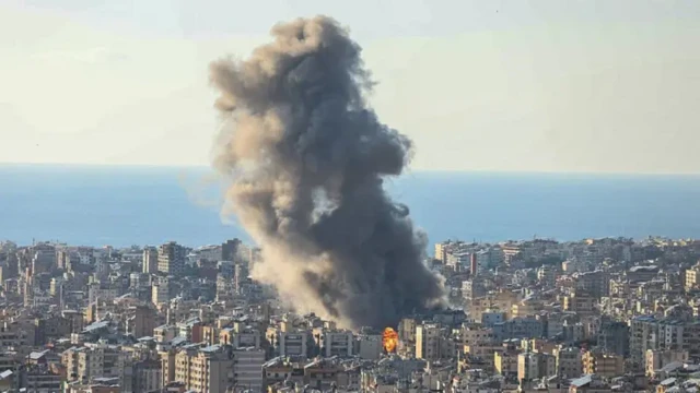 Столб дыма над Бейрутом