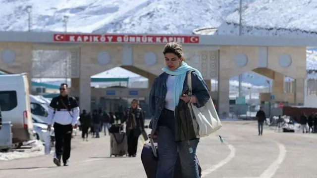 Kapıköy Gümrük Kapısı'ndan elinde valiziyle geçen bir kadın