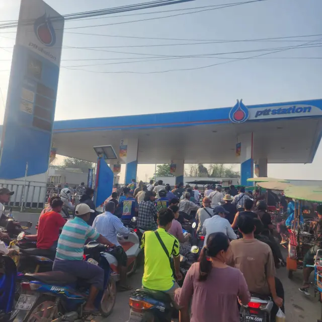 မတ် ၃ ရက်၊ မြဝတီမြို့က PTT ဆီဆိုင်ရှေ့မှာ တန်းစီ စောင့်ဆိုင်းဝယ်ယူနေသူတွေ