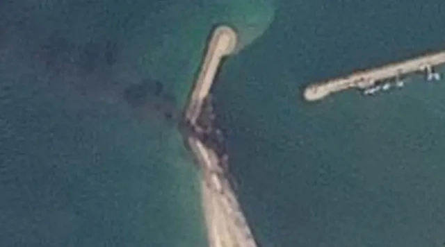 спутниковое фото, дым над причалом в порту Бендер-и-Джаск