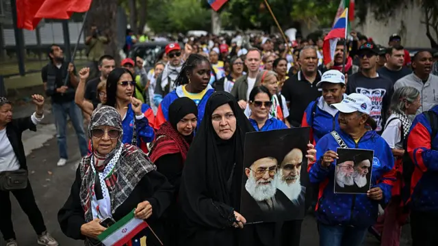 Decenas de manifestantes con banderas de Irán y Venezuela y fotografías de Alí Jamenei y Ruhollah Jomeini