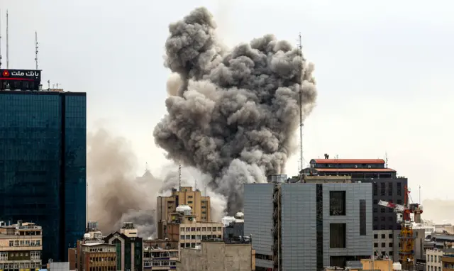 Vista general de Teherán con humo visible en la distancia tras las explosiones registradas en la ciudad.