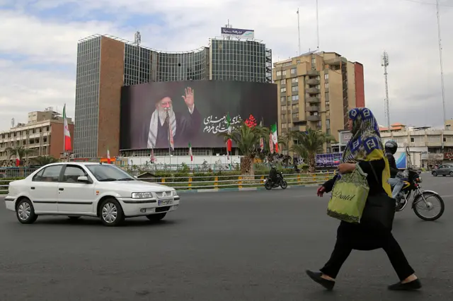 မတ်လ ၂ ရက် တီဟီရန်မြို့က မြင်ကွင်း ဖြစ်ပြီး အီရန်နိုင်ငံ့ဦးသျှောင် အယာတိုလာ ခါမေနီရဲ့ ပုံတူ ဘေလ်ဘုတ်ကြီးကို မြင်တွေ့ရတာဖြစ်ပါတယ်