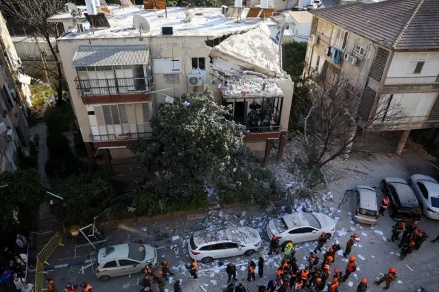 Visão geral dos danos causados ​​pelo ataque de mísseis iranianos em Ramat Gan, em meio ao conflito entre os EUA e Israel.