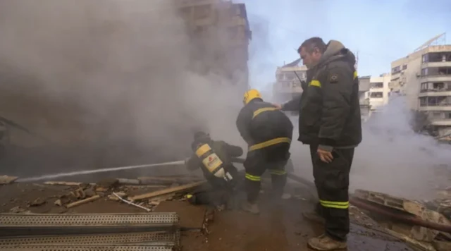 آتش نشانان در حال خاموش کردن آتش‌سوزی ناشی از حمله اسرائيل به بیروت