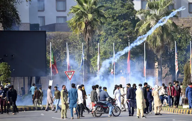 পাকিস্তানে মার্কিন যুক্তরাষ্ট্র ও ইসরায়েলের বিরুদ্ধে বিক্ষোভে সংঘাতের ঘটনা ঘটে
